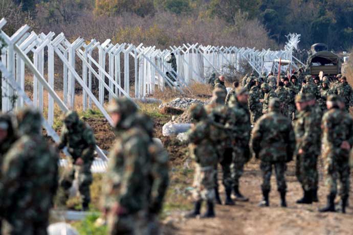 Македонската полицията разпръсва ордите Нелегални със светлинни гранати