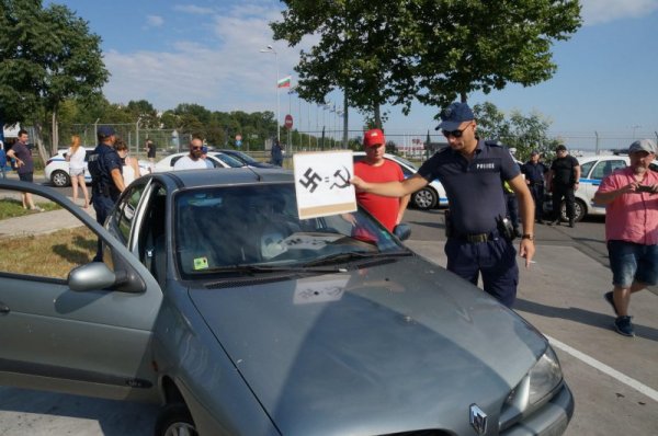 Информация относно това кой организира мелето в Бургас при преминаването на Нощните вълци! Информация относно това кой организира мелето в Бургас при преминаването на Нощните вълци!